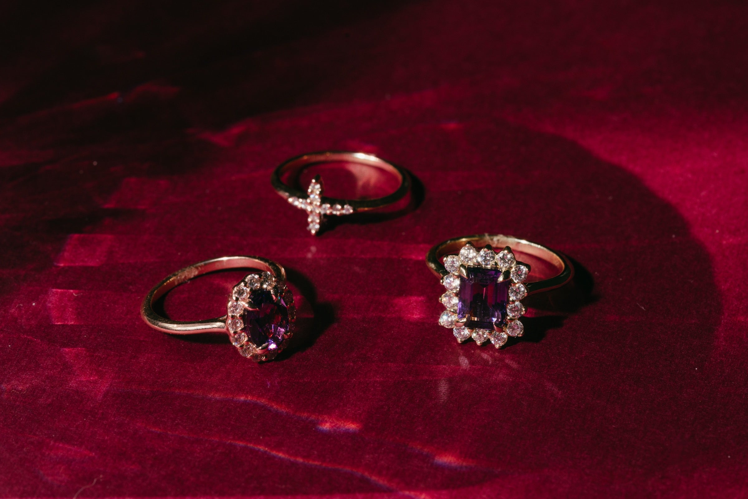 Tres anillos Elaine sobre terciopelo, símbolo de Cristóbal, David y María
