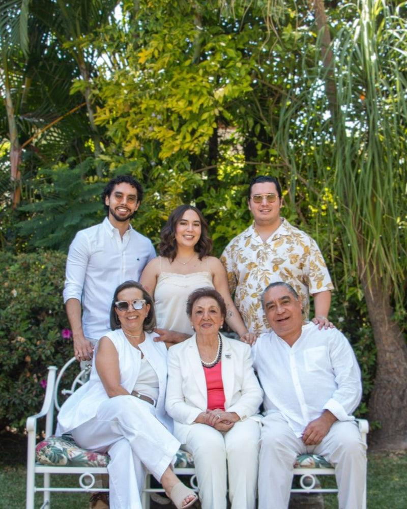 Tres generaciones de la familia, en el jardín