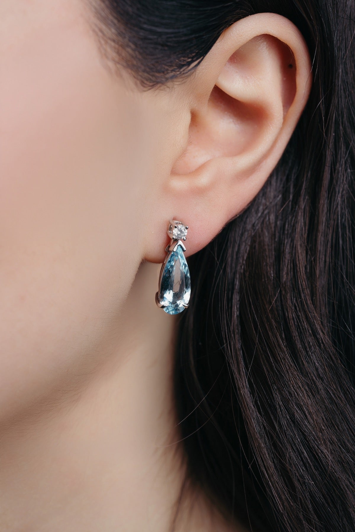 Arete de aguamarina en corte pera y oro de 14k, puesto