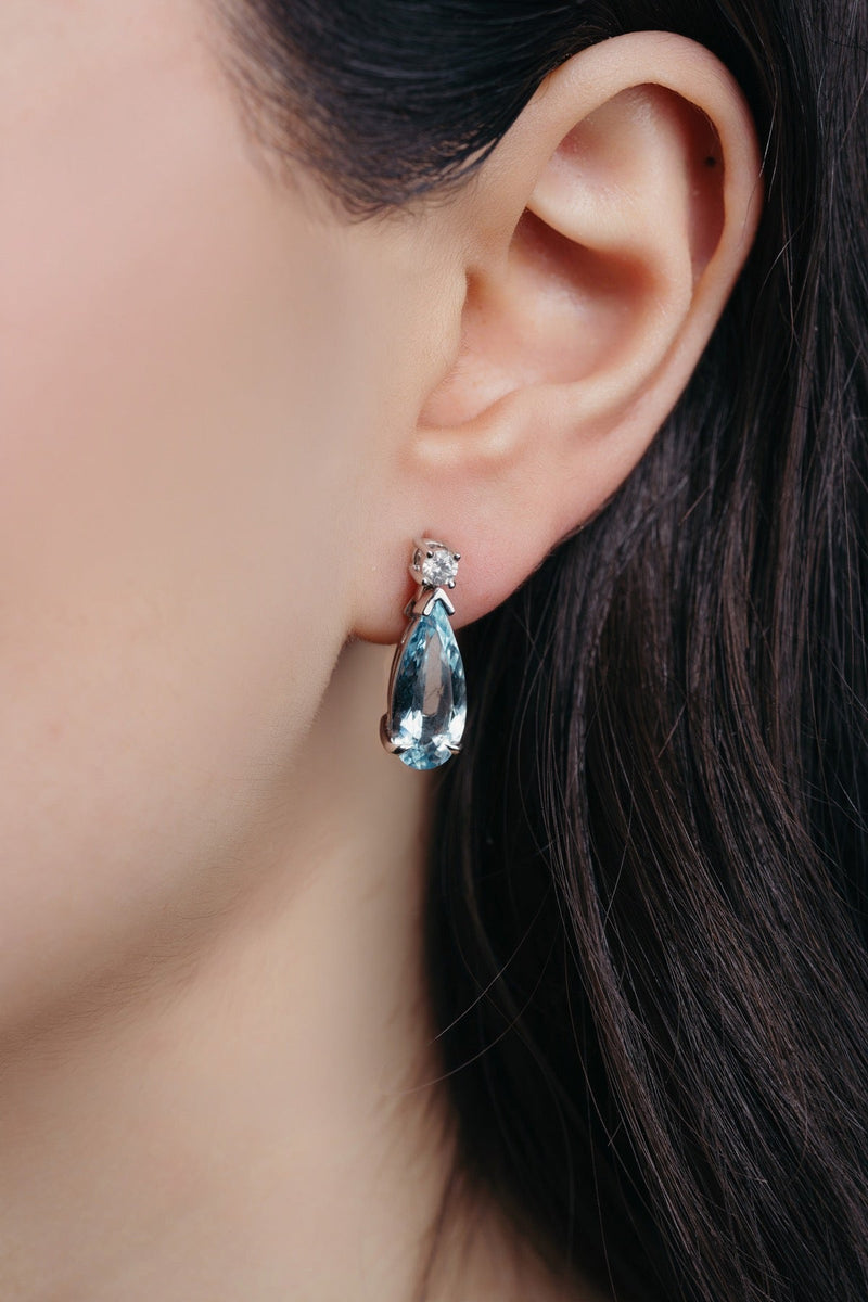 Arete de aguamarina en corte pera y oro de 14k, puesto
