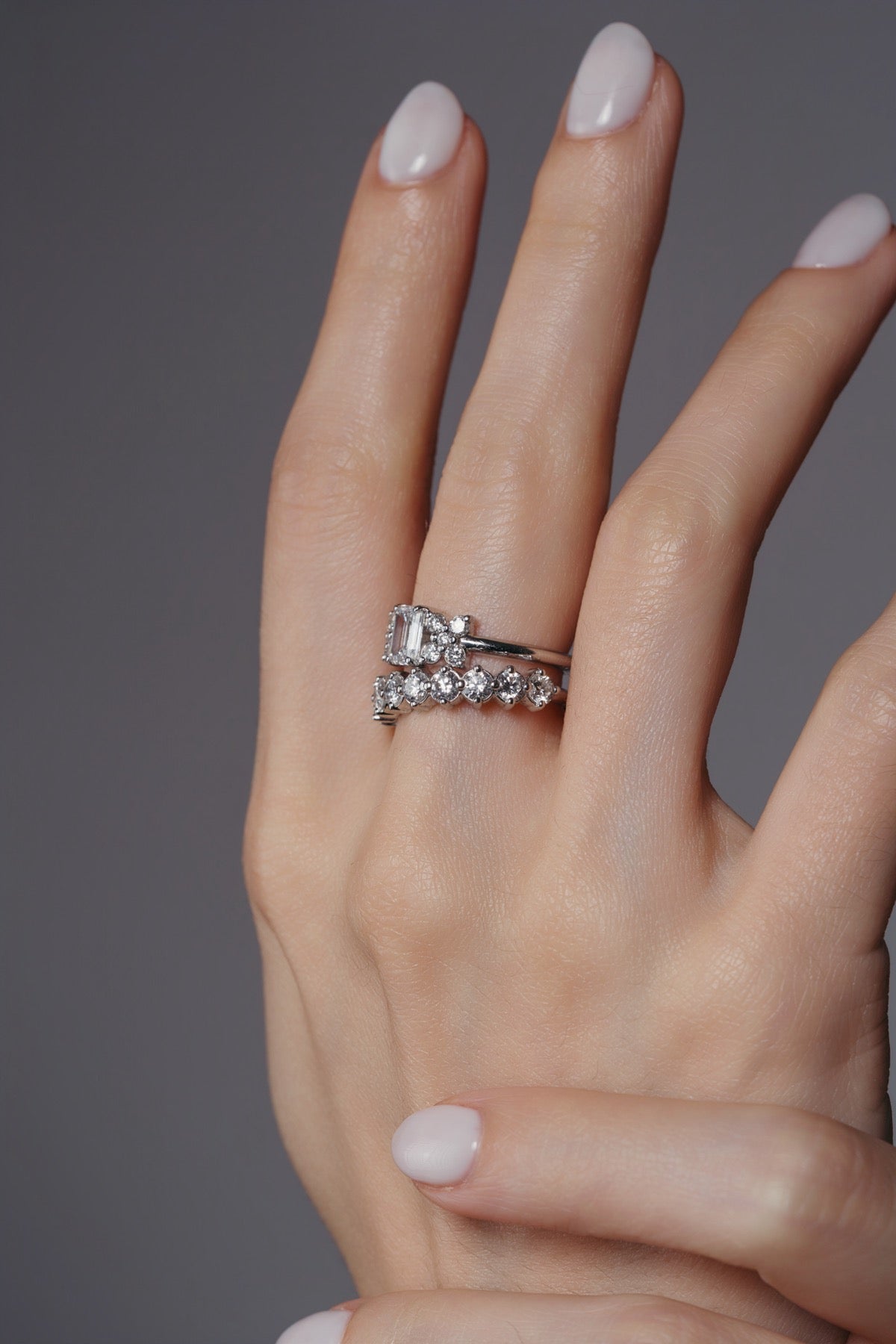 Anillo de compromiso con su churumbela, en mano