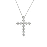 Dije Cruz Selene Extra Grande de Oro Blanco 14k con diamantes de laboratorio, colgando de una cadena fina, en toma de catálogo sobre fondo blanco.
