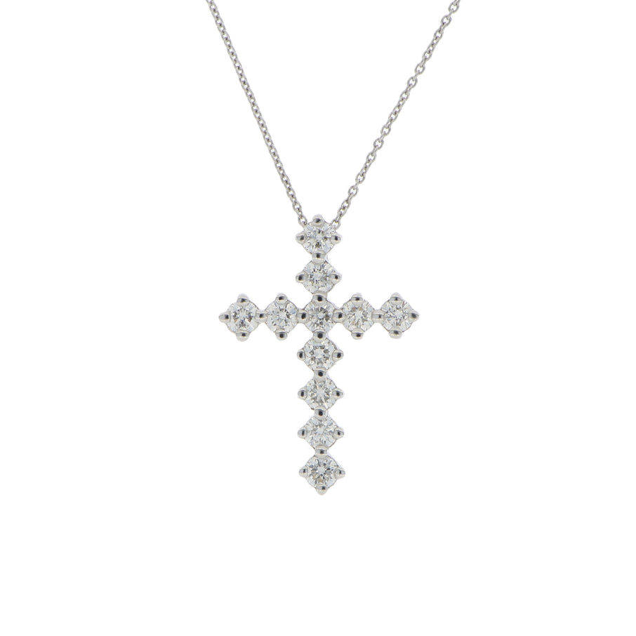 Dije Cruz Selene Extra Grande de Oro Blanco 14k con diamantes de laboratorio, colgando de una cadena fina, en toma de catálogo sobre fondo blanco.
