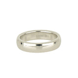 Argolla de matrimonio de oro blanco de 14k, de perfil media caña liso, en toma de catálogo sobre fondo blanco.