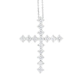 Dije Cruz Selene Grande de Oro Blanco 14k con diamantes de laboratorio, colgando de una cadena fina, en toma de catálogo sobre fondo blanco.