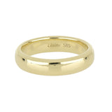 Argolla de matrimonio de oro amarillo de 14k, de perfil media caña liso, en toma de catálogo sobre fondo blanco.