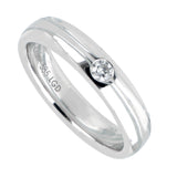 Argolla de matrimonio de oro blanco de 14k con un diamante de laboratorio engastado a bisel, en toma de catálogo sobre fondo blanco.