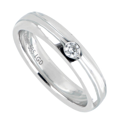 Argolla de matrimonio de oro blanco de 14k con un diamante de laboratorio engastado a bisel, en toma de catálogo sobre fondo blanco.