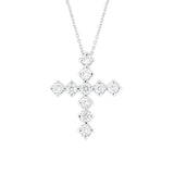 Dije Cruz Selene Mediano de Oro Blanco 14k con diamantes de laboratorio, colgando de una cadena fina, en toma de catálogo sobre fondo blanco.