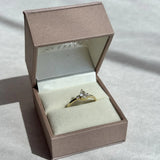 Anillo Goccia de Oro Amarillo 14k, en el estuche de Elaine.