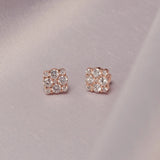 Broqueles Lucky de Oro Rosa 14k, en toma de estudio sobre tela lila.