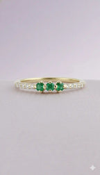Anillo Felicia ¦ Esmeralda · Oro Amarillo