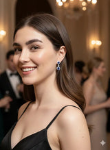 Aretes Tanzanita, en uso, en la oreja de una mujer en un salón de fiesta.