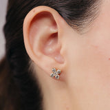 Broqueles Cieli de Oro Amarillo 14k, puestos en la oreja, en un segundo ángulo.
