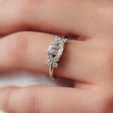 Anillo Cieli Corte Esmeralda de Oro Blanco 14k, puesto en el dedo de una modelo.