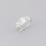 Anillo Cieli Corte Esmeralda de Oro Blanco 14k, en toma de estudio, en vista de tres cuartos con el aro completo a la vista.