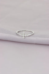 Anillo Selene de Oro Blanco 14k, en toma de estudio, con la tela lila de fondo.