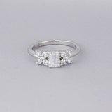 Anillo Cieli Corte Esmeralda de Oro Blanco 14k con diamantes de laboratorio, en toma de estudio sobre tela lila.