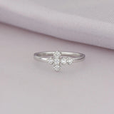 Anillo Selene de Oro Blanco 14k, en toma de estudio sobre tela lila.