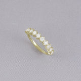 Churumbela Elaine Mediana de Oro Amarillo 14k con diamantes de laboratorio, en toma de estudio sobre tela lila.