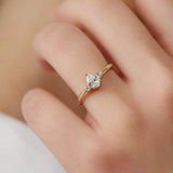 Anillo Goccia de Oro Amarillo 14k, puesto en el dedo de una modelo.