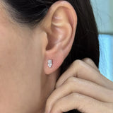 Broqueles Tré Cima de Oro Blanco 14k, puestos en la oreja de una modelo.