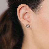 Broqueles Lucky de Oro Rosa 14k, puestos en la oreja, en un segundo ángulo.