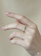 Anillo Felicia ¦ Esmeralda · Oro Amarillo