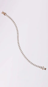 Pulsera Tennis Elaine Vault de Oro Rosa 14k, en toma de estudio, con la tela lila de fondo.