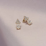 Broqueles Goccia de Oro Amarillo 14k, en toma de estudio sobre tela lila.
