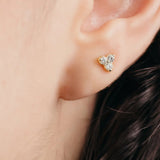 Broqueles Tré de Oro Amarillo 14k, puestos en la oreja de una modelo.