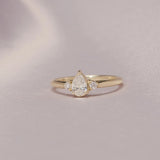 Anillo Goccia de Oro Amarillo 14k, en segunda toma de estudio, desde otro ángulo.
