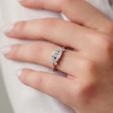 Anillo Cieli Corte Esmeralda de Oro Blanco 14k, puesto en el dedo, en un segundo ángulo.