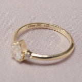 Anillo Goccia de Oro Amarillo 14k, en detalle a corta distancia, con el sello interior del aro a la vista.