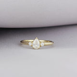 Anillo Goccia de Oro Amarillo 14k, en toma de estudio sobre tela lila.