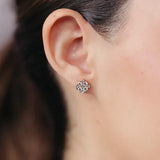 Broqueles Lucky de Oro Rosa 14k, puestos en la oreja de una modelo.