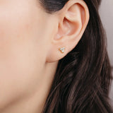 Broqueles Tré de Oro Amarillo 14k, puestos en la oreja, en un segundo ángulo.