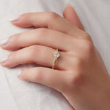 Anillo Goccia de Oro Amarillo 14k, puesto en el dedo, en un segundo ángulo.