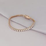 Pulsera Tennis Elaine Vault de Oro Rosa 14k, en toma de estudio sobre tela lila.