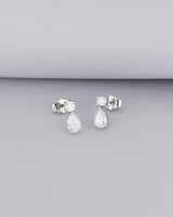 Broquel Individual Goccia Cima de Oro Blanco 14k, en toma de estudio sobre tela lila.