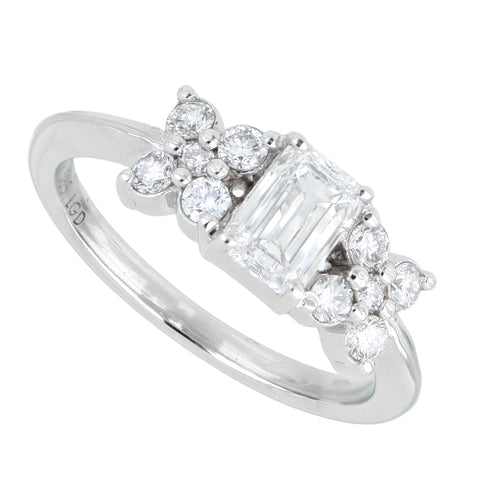 Anillo Cieli Corte Esmeralda de Oro Blanco 14k, foto de estudio