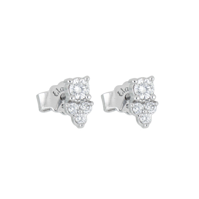 Broqueles Tré Cima de Oro Blanco 14k con diamantes de laboratorio, en toma de catálogo sobre fondo blanco.