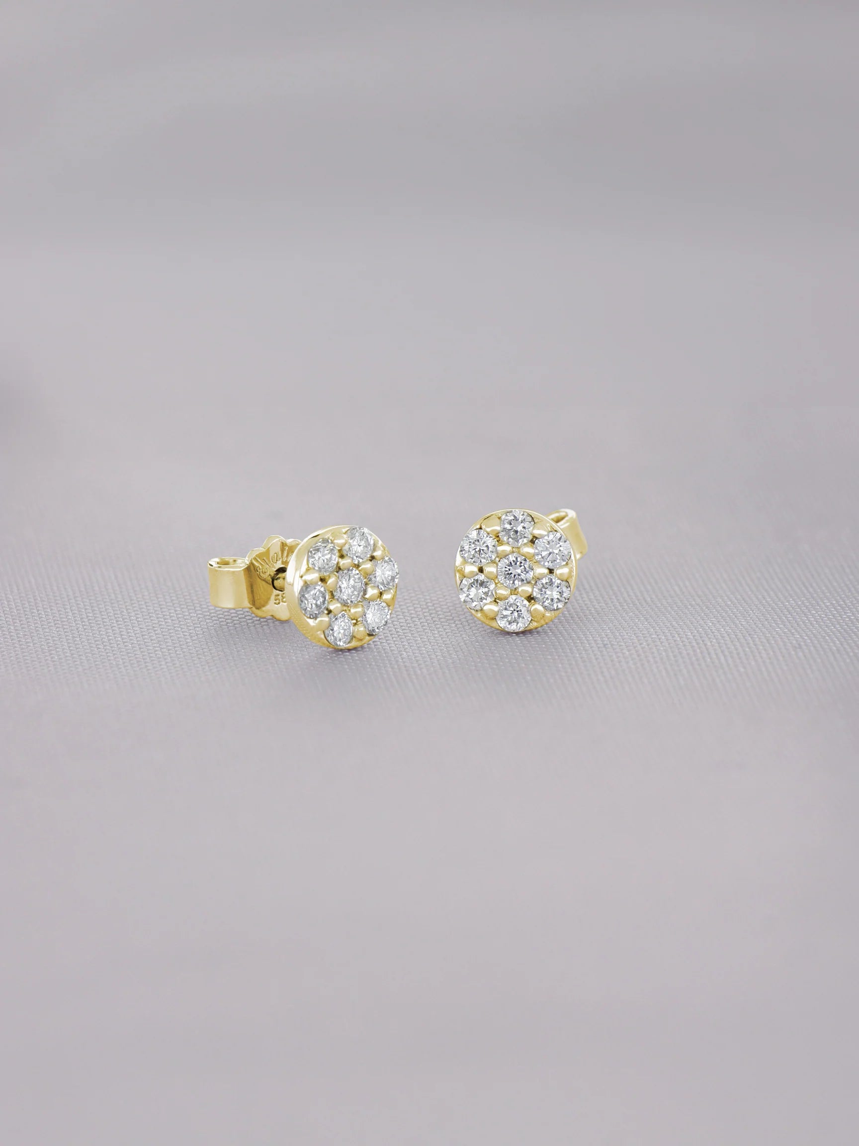 Broqueles Honey de Oro Amarillo 14k con diamantes de laboratorio, en toma de estudio sobre tela lila.