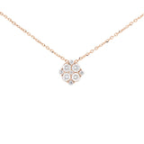 Dije Lucky de Oro Rosa 14k con diamantes de laboratorio, colgando de una cadena fina, en toma de catálogo sobre fondo blanco.