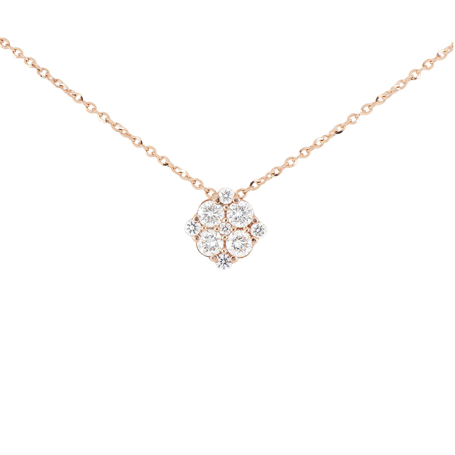 Dije Lucky de Oro Rosa 14k con diamantes de laboratorio, colgando de una cadena fina, en toma de catálogo sobre fondo blanco.