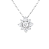 Dije Iris de Oro Blanco 14k con diamantes de laboratorio, colgando de una cadena fina, en toma de catálogo sobre fondo blanco.