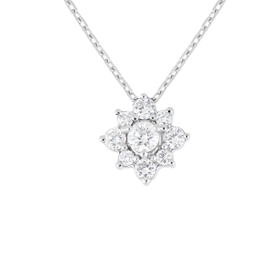 Dije Iris de Oro Blanco 14k con diamantes de laboratorio, colgando de una cadena fina, en toma de catálogo sobre fondo blanco.