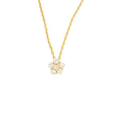 Dije Flor Mar de Oro Amarillo 14k con diamantes de laboratorio, colgando de una cadena fina, en toma de catálogo sobre fondo blanco.