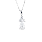 Dije Goccia de Oro Blanco 14k con diamantes de laboratorio, colgando de una cadena fina, en toma de catálogo sobre fondo blanco.