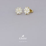 Broqueles Fiore de Oro Amarillo 14k con diamantes de laboratorio, foto oficial sobre fondo gris con el logo de Elaine.